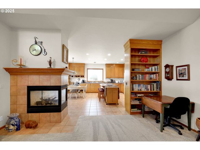 1789 LAKE SHORE Dr, Eugene, OR 97408