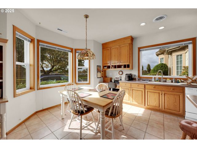 1789 LAKE SHORE Dr, Eugene, OR 97408