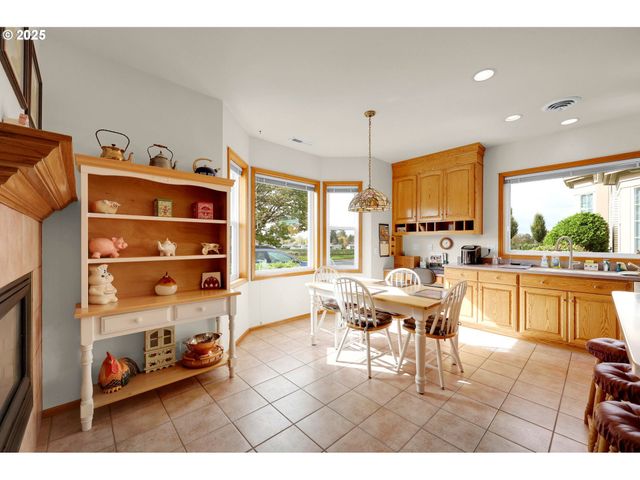 1789 LAKE SHORE Dr, Eugene, OR 97408