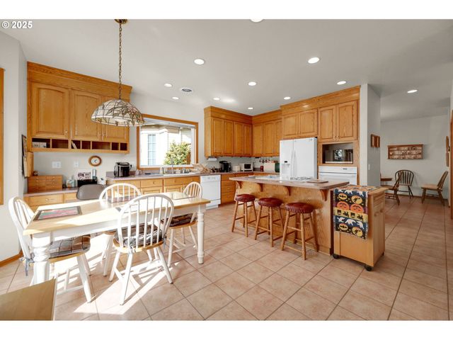 1789 LAKE SHORE Dr, Eugene, OR 97408