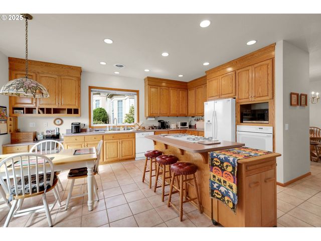 1789 LAKE SHORE Dr, Eugene, OR 97408