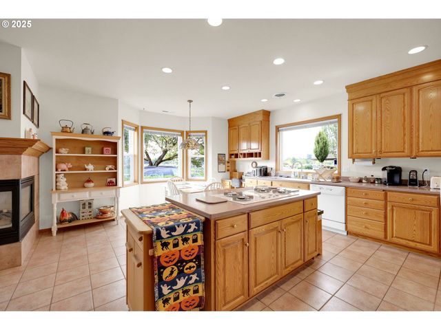 1789 LAKE SHORE Dr, Eugene, OR 97408