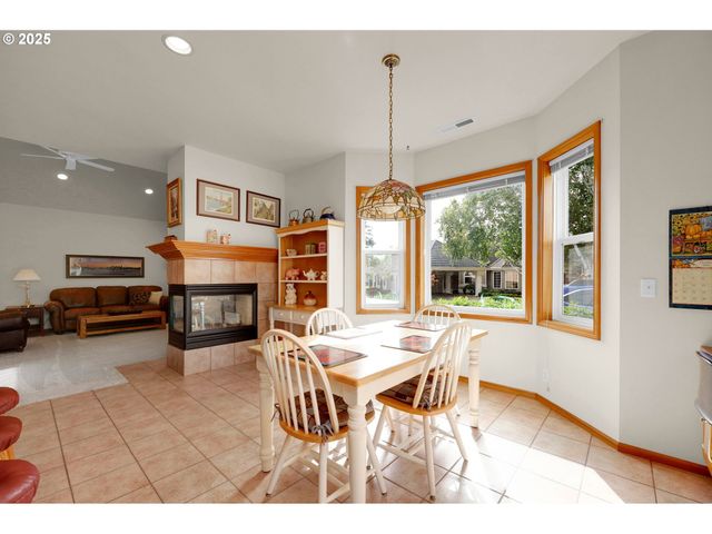 1789 LAKE SHORE Dr, Eugene, OR 97408