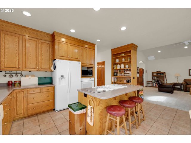 1789 LAKE SHORE Dr, Eugene, OR 97408