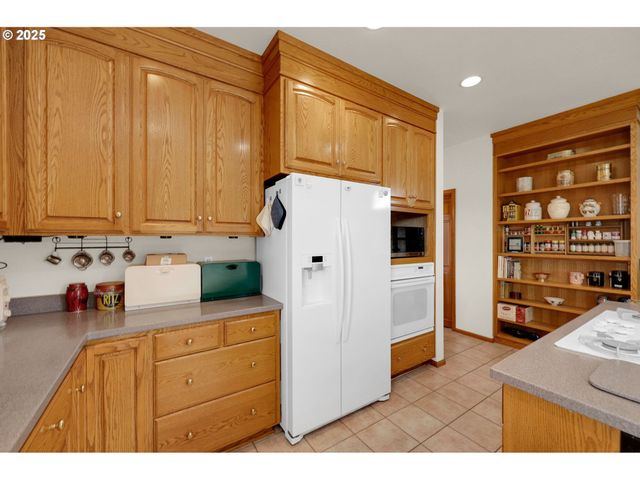 1789 LAKE SHORE Dr, Eugene, OR 97408