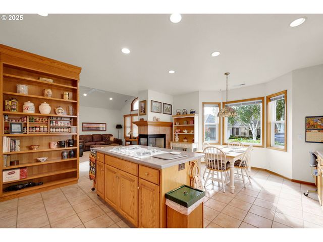 1789 LAKE SHORE Dr, Eugene, OR 97408
