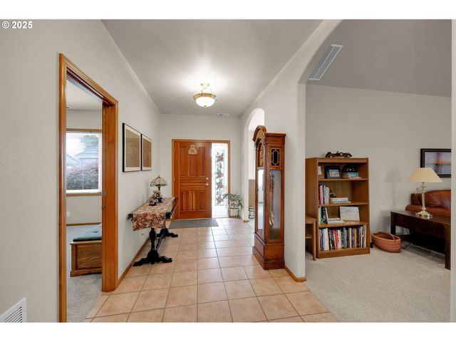 1789 LAKE SHORE Dr, Eugene, OR 97408