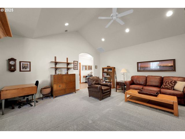 1789 LAKE SHORE Dr, Eugene, OR 97408