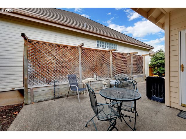 1789 LAKE SHORE Dr, Eugene, OR 97408