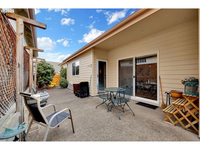 1789 LAKE SHORE Dr, Eugene, OR 97408