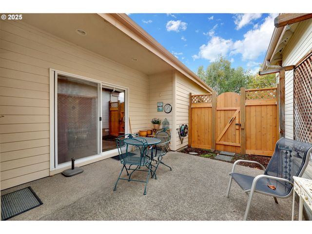1789 LAKE SHORE Dr, Eugene, OR 97408
