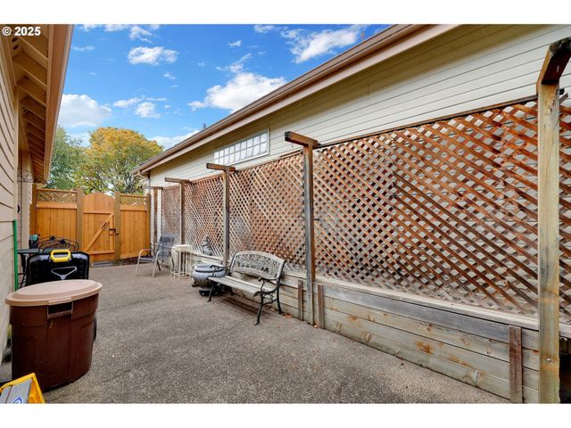 1789 LAKE SHORE Dr, Eugene, OR 97408