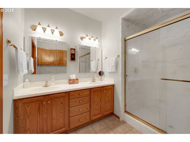 1789 LAKE SHORE Dr, Eugene, OR 97408