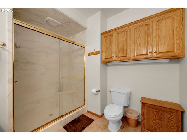 1789 LAKE SHORE Dr, Eugene, OR 97408