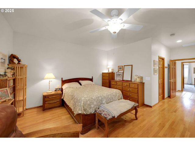 1789 LAKE SHORE Dr, Eugene, OR 97408
