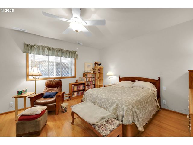 1789 LAKE SHORE Dr, Eugene, OR 97408