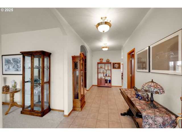 1789 LAKE SHORE Dr, Eugene, OR 97408
