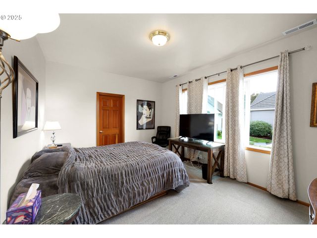 1789 LAKE SHORE Dr, Eugene, OR 97408