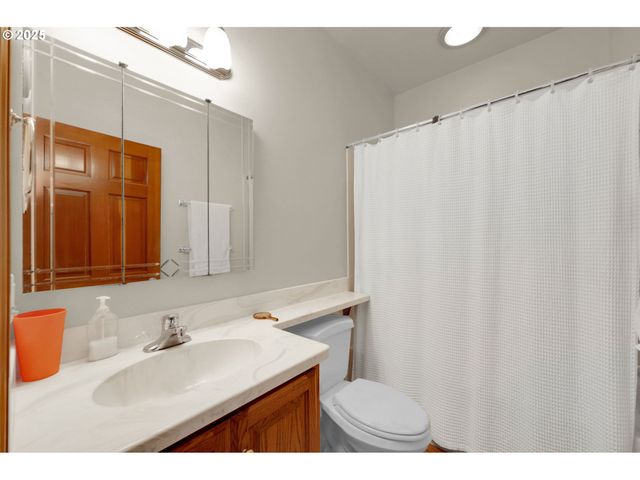 1789 LAKE SHORE Dr, Eugene, OR 97408