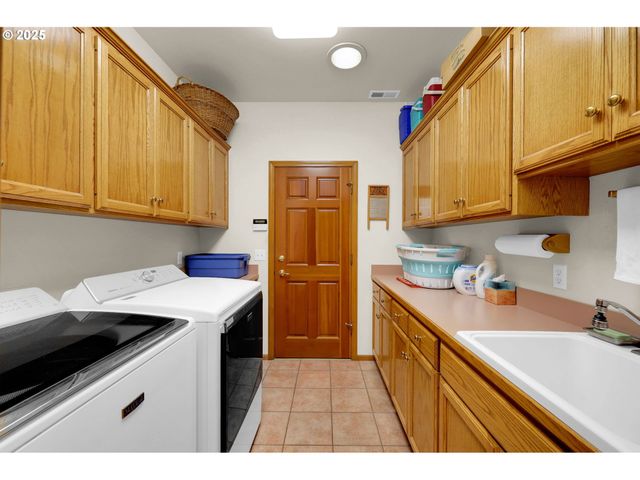 1789 LAKE SHORE Dr, Eugene, OR 97408