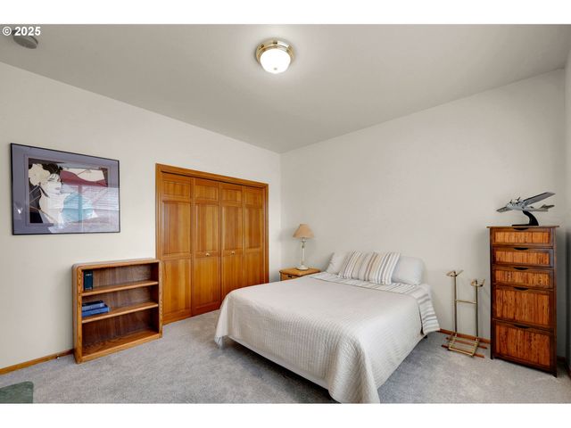 1789 LAKE SHORE Dr, Eugene, OR 97408