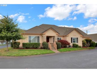 1789 LAKE SHORE Dr, Eugene, OR 97408