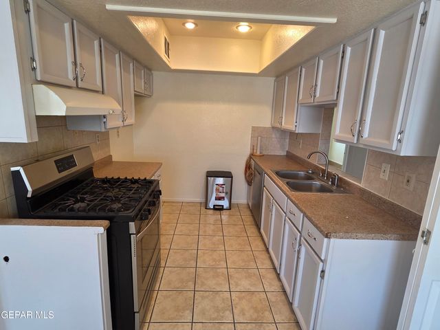 350 HOURGLASS Drive, El Paso, TX 79915