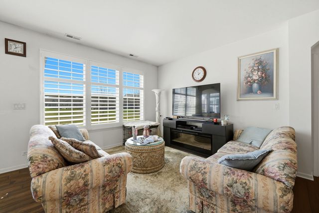 561 Autumn Circle, Pingree Grove, IL 60140