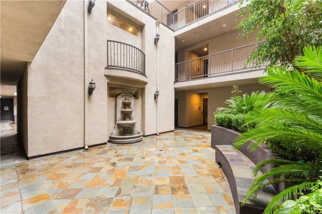 11218 Camarillo Street 404, Toluca Lake, CA 91602