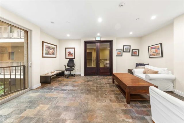 11218 Camarillo Street 404, Toluca Lake, CA 91602