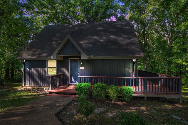 1144 Chestnut Dr, Burns, TN 37029