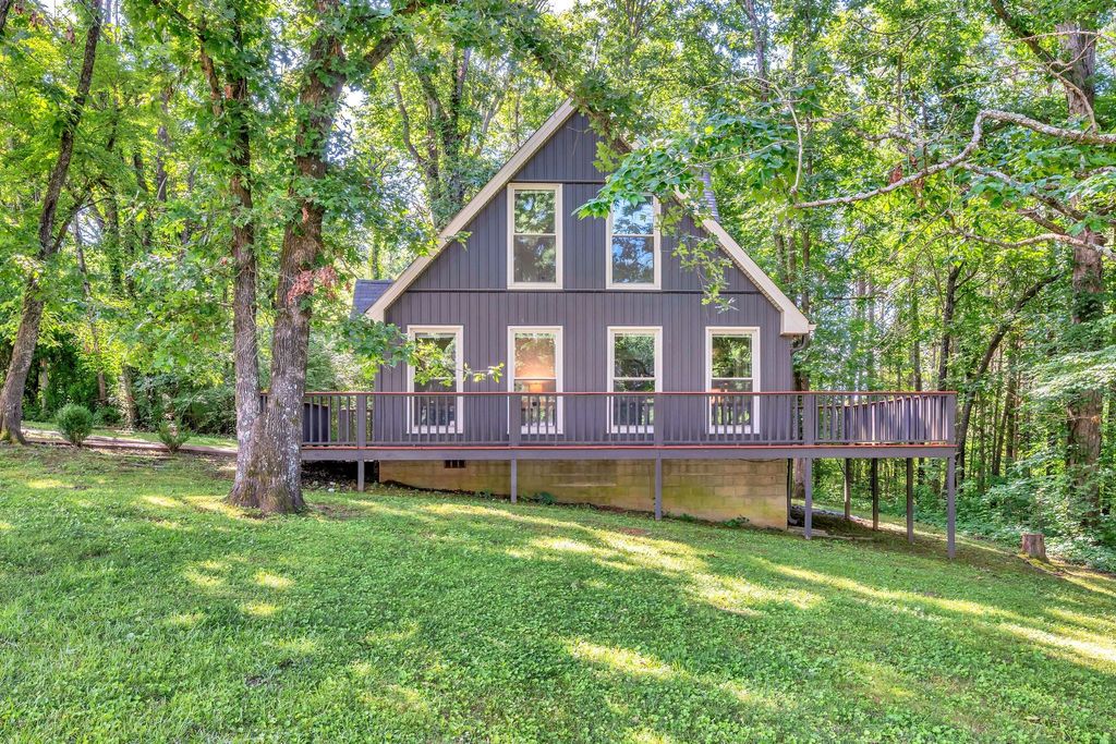 1144 Chestnut Dr, Burns, TN 37029