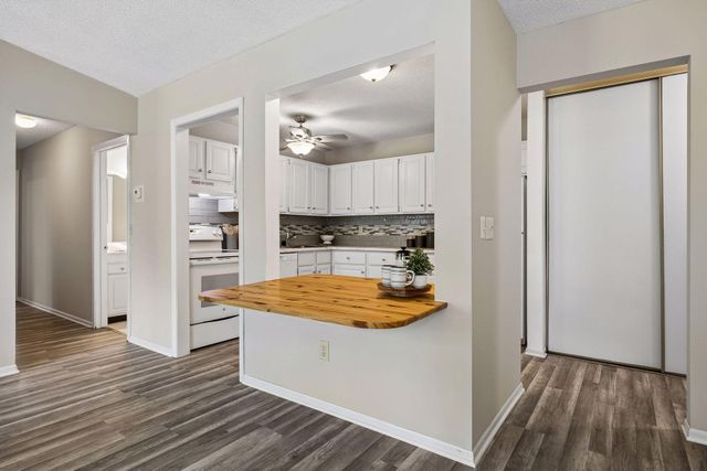 9701 Cimarron Trail, Minnetonka, MN 55305