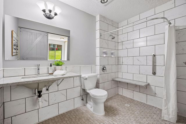 9701 Cimarron Trail, Minnetonka, MN 55305