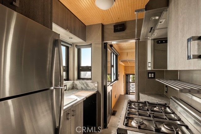 6869 Los Altos, Los Angeles, CA 90068