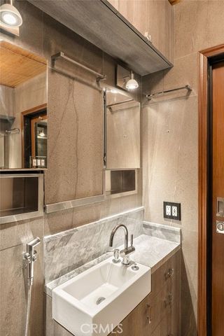 6869 Los Altos, Los Angeles, CA 90068