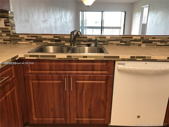 10288 NW 9th St Cir 205, Miami, FL 33172