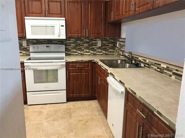 10288 NW 9th St Cir 205, Miami, FL 33172