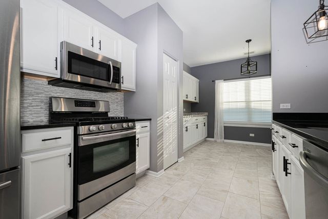 2664 Cobblestone Drive 2664, Crystal Lake, IL 60012