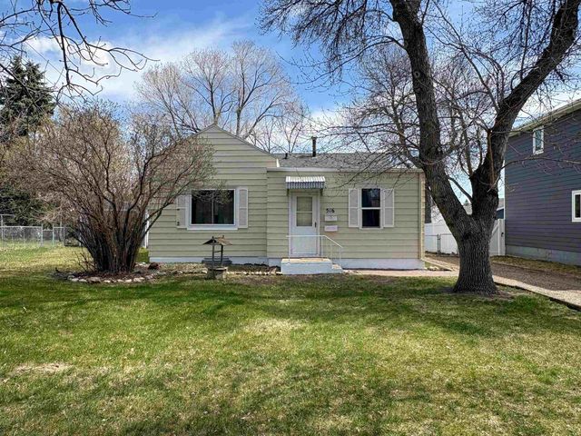 516 22nd St NW, Minot, ND 58703