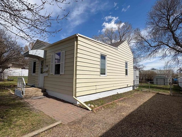 516 22nd St NW, Minot, ND 58703