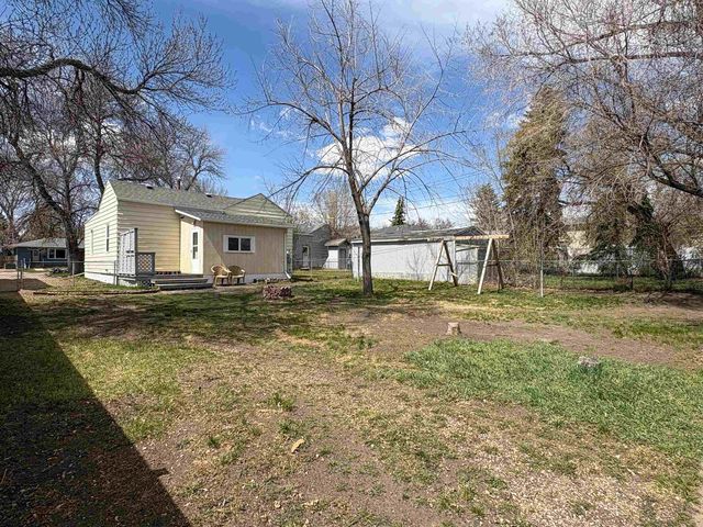 516 22nd St NW, Minot, ND 58703
