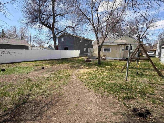 516 22nd St NW, Minot, ND 58703