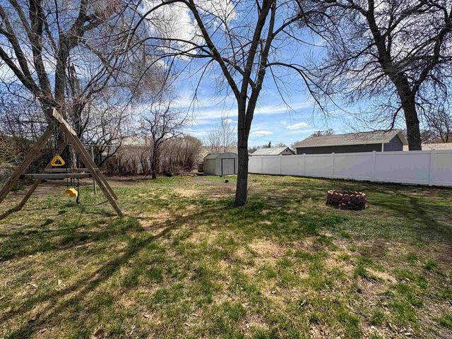 516 22nd St NW, Minot, ND 58703