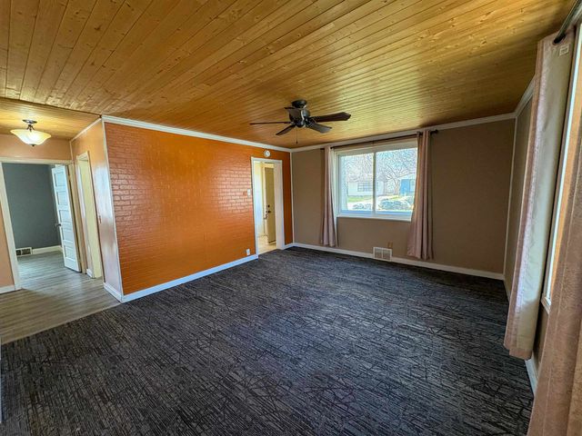 516 22nd St NW, Minot, ND 58703