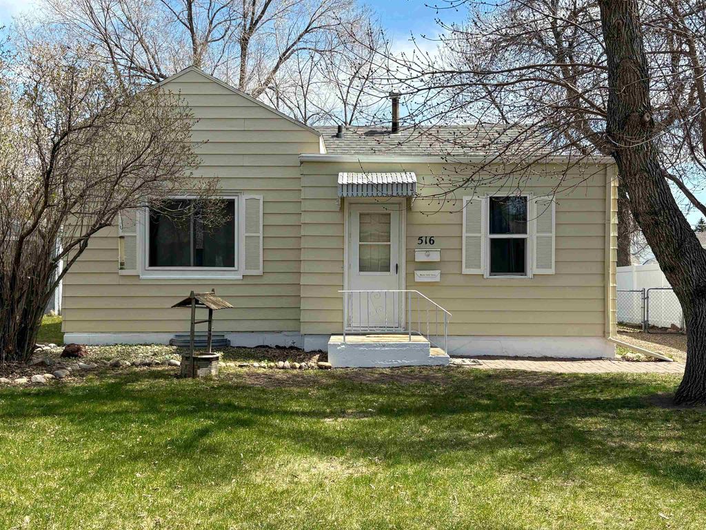 516 22nd St NW, Minot, ND 58703