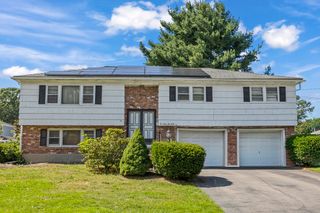 10 Gloversbrook Rd, Randolph, MA 02368