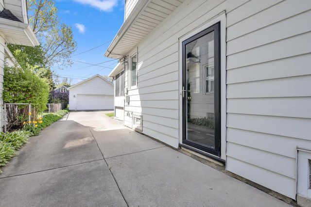 8229 Gridley AVENUE, Wauwatosa, WI 53213