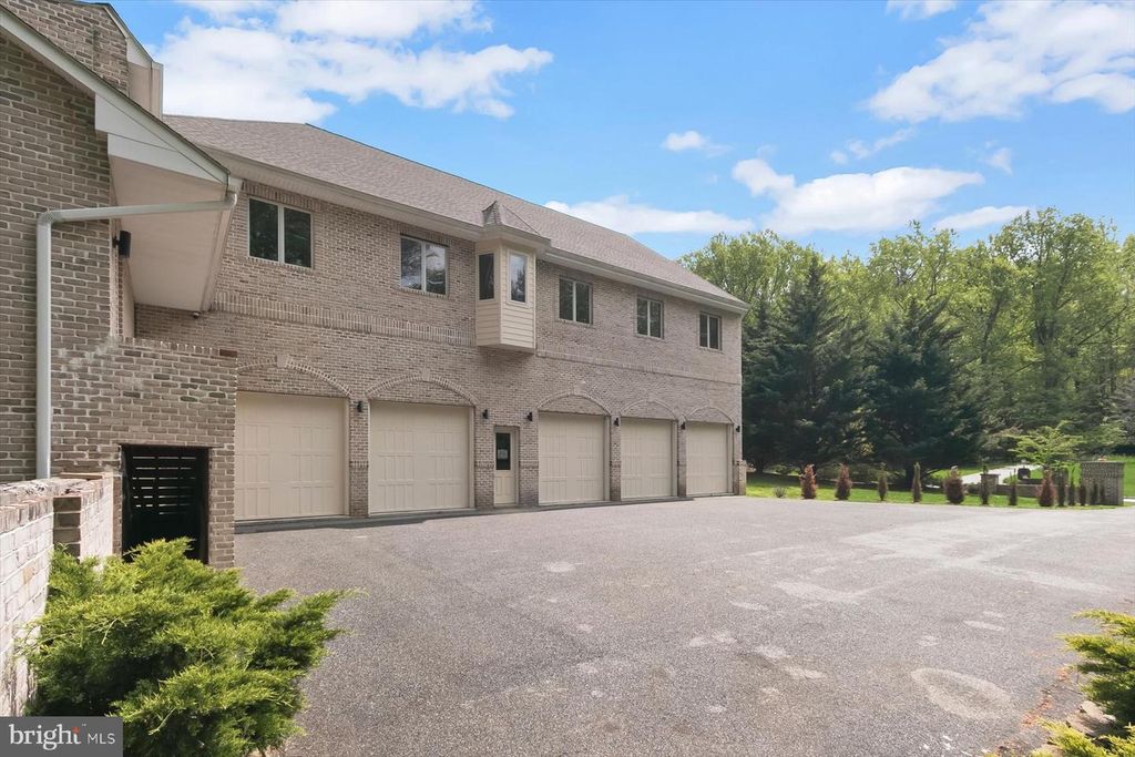 Image 4 of property listing at 6 EVAN WAY, Pikesville, MD 21208