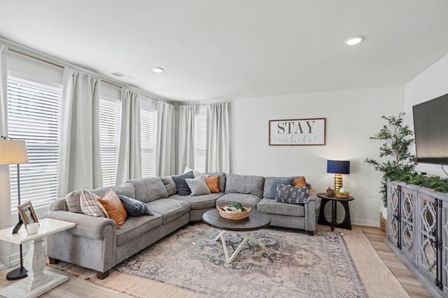 611 Ballard Dr, White House, TN 37188